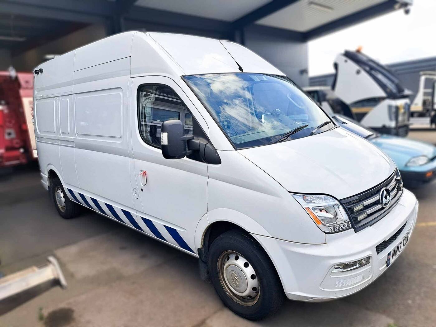 LDV MAXUS V80 Service Van &mdash; photograph 3 of 7