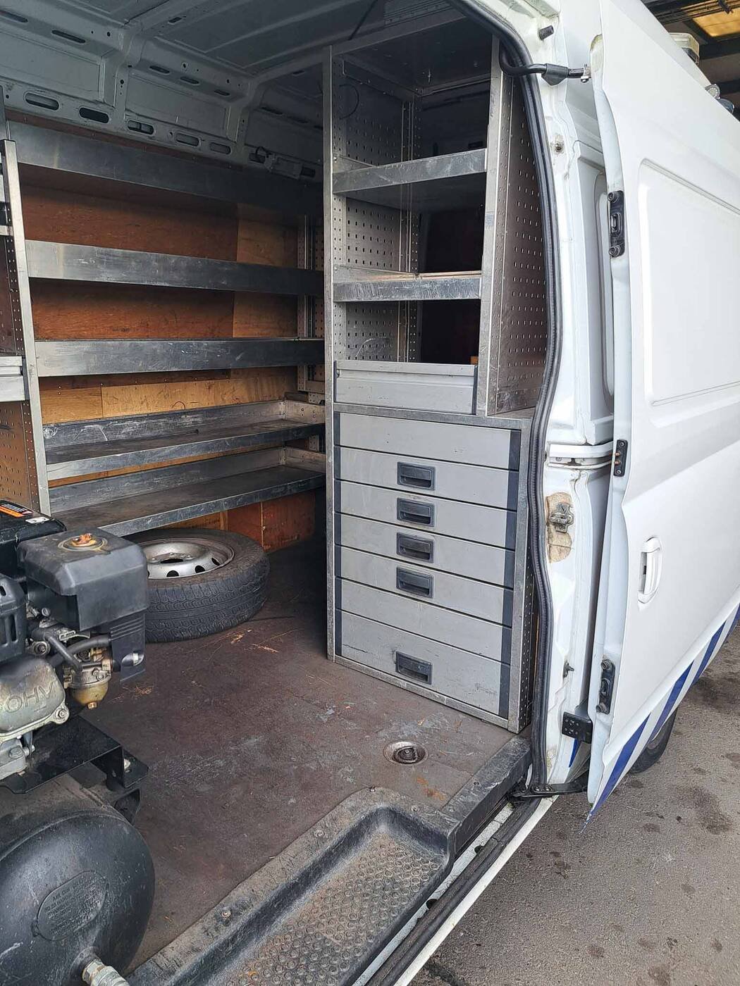 VW Crafter Service Van &mdash; photograph 3 of 7