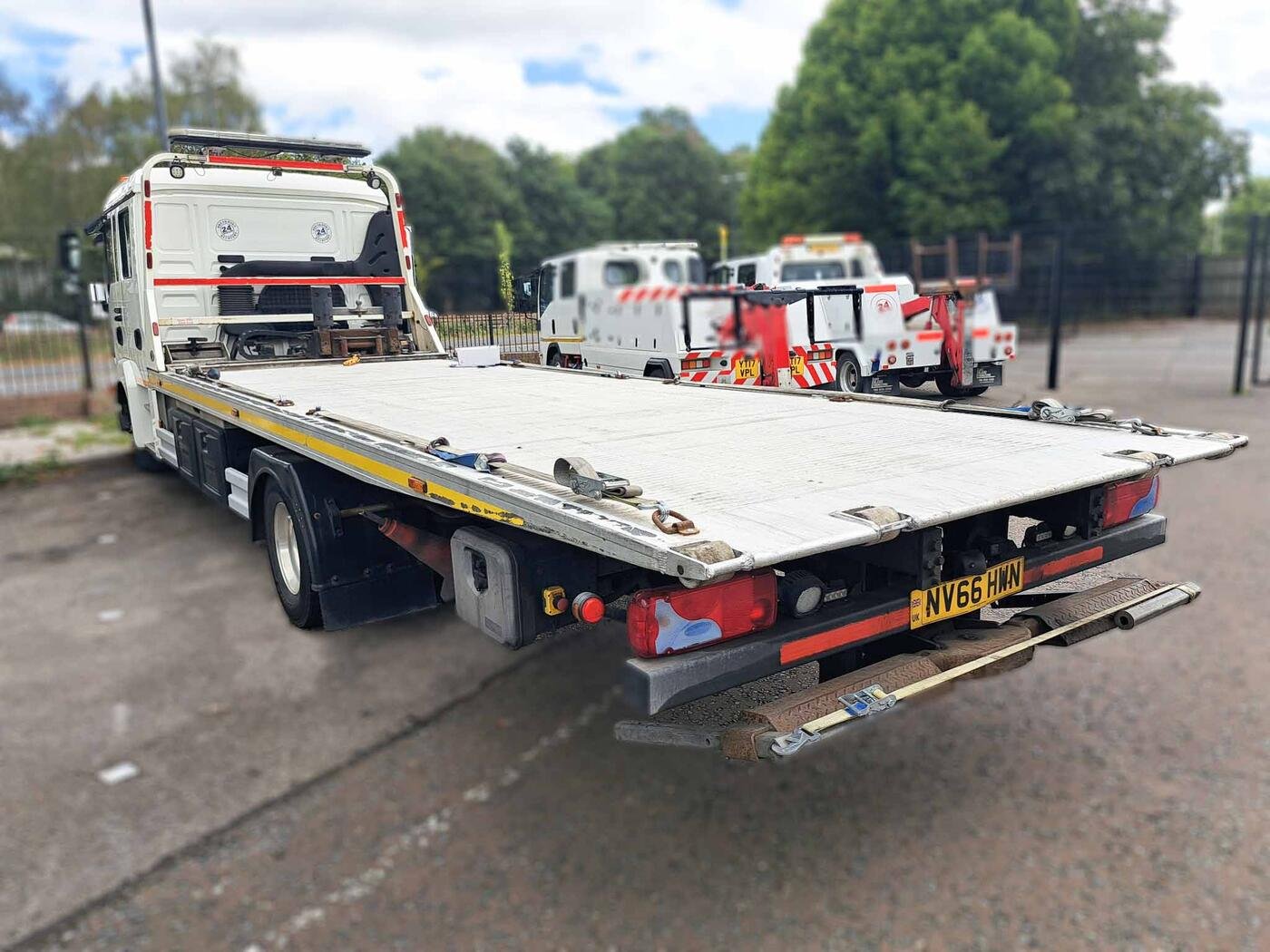 Choice of 4 – MAN 12.220 Crew Cab (12 Tonne 4x2 Auto) &mdash; photograph 4 of 6