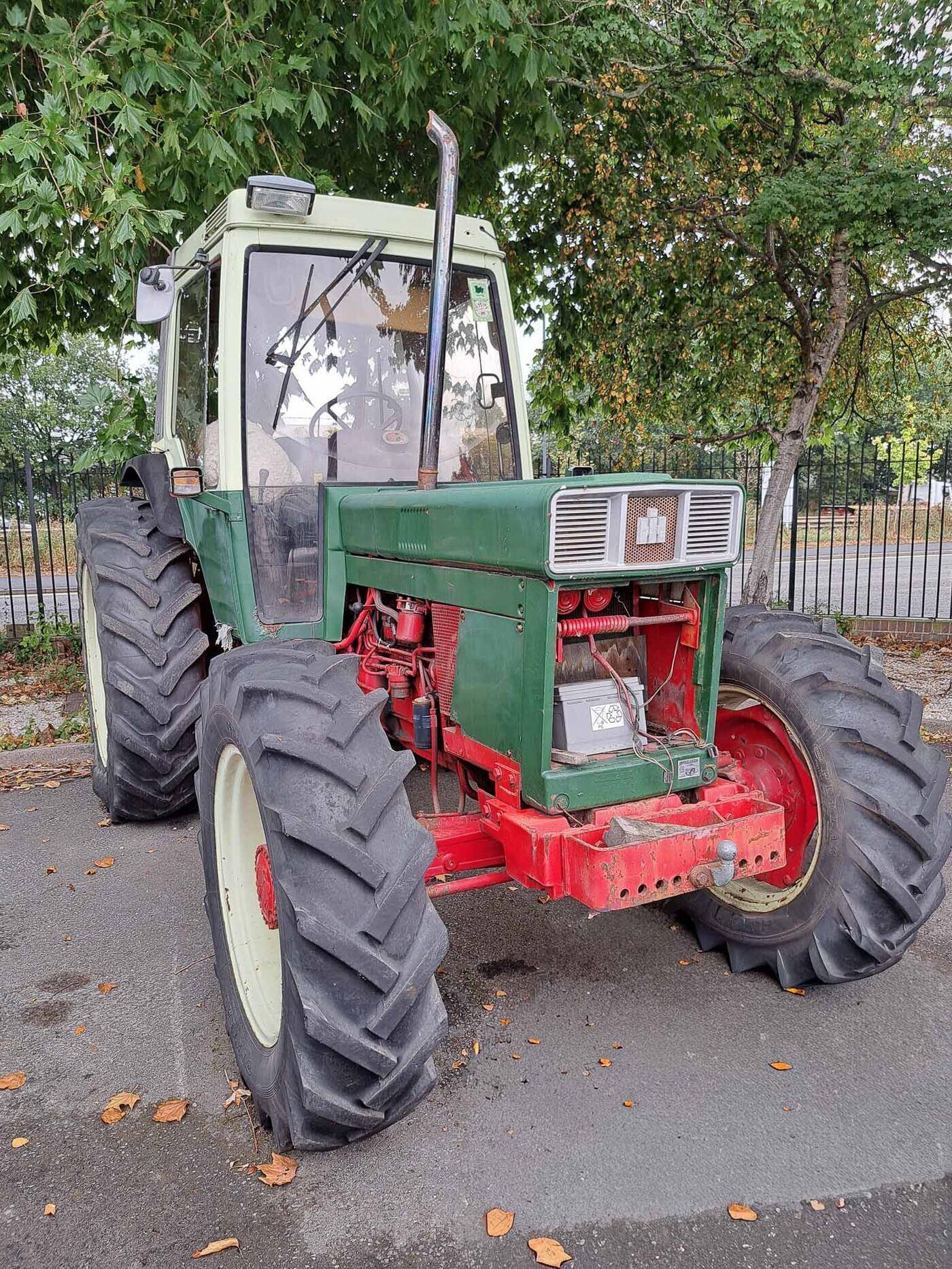 International 4x4 Tractor &mdash; photograph 2 of 3
