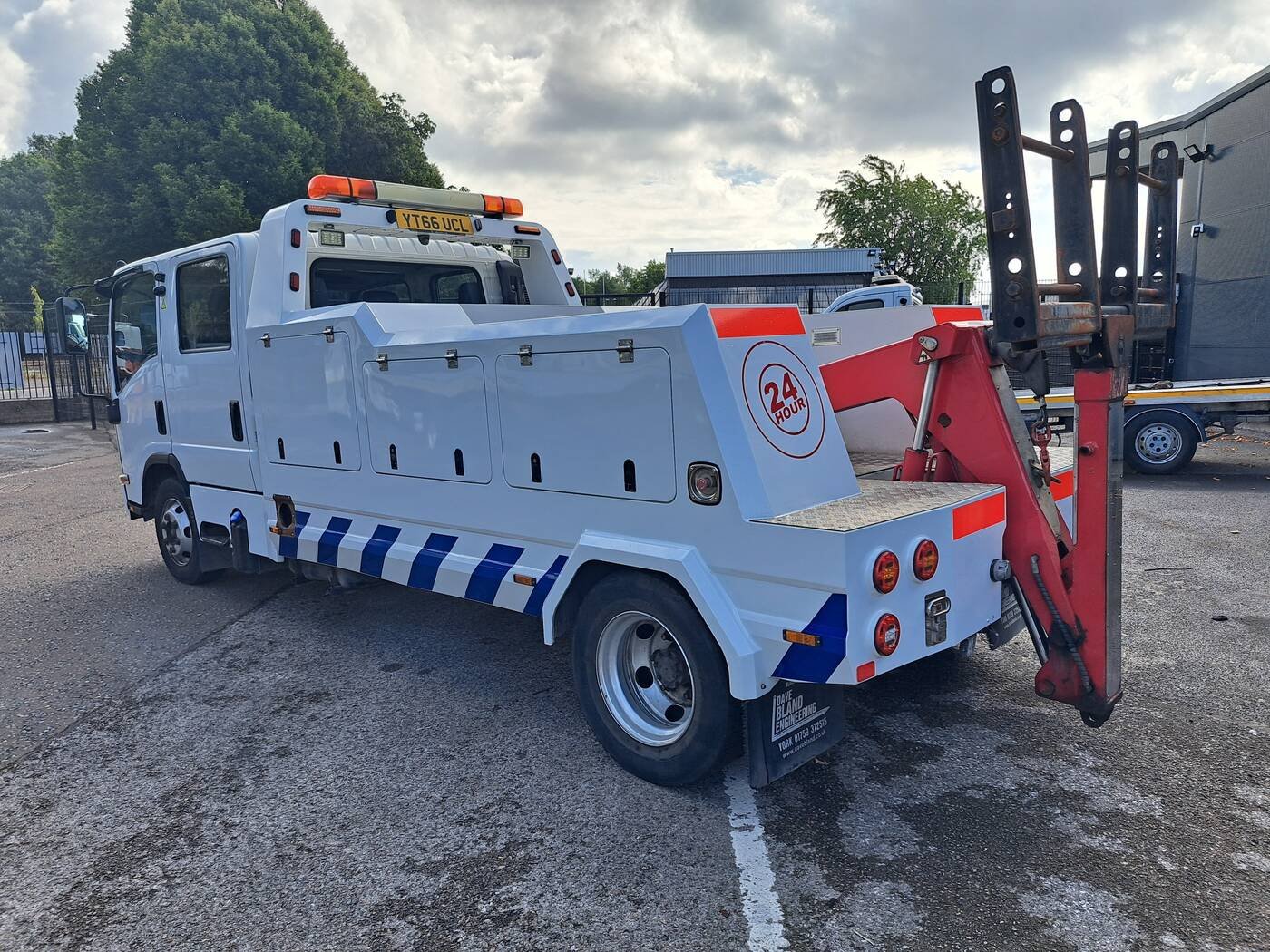 ISUZU N75 Crew Cab – 7.5 Tonne 4x2 &mdash; photograph 7 of 7