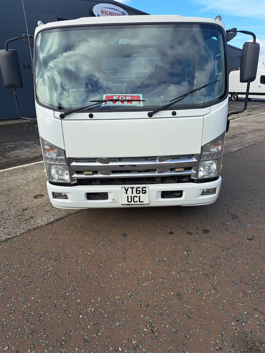 ISUZU N75 Crew Cab – 7.5 Tonne 4x2 &mdash; photograph 2 of 7