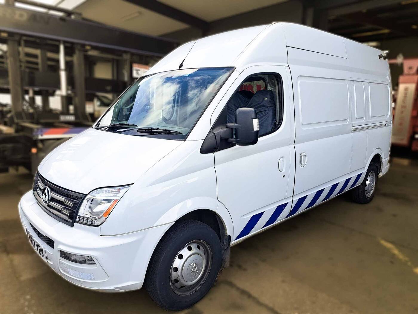LDV MAXUS V80 Service Van &mdash; photograph 1 of 7