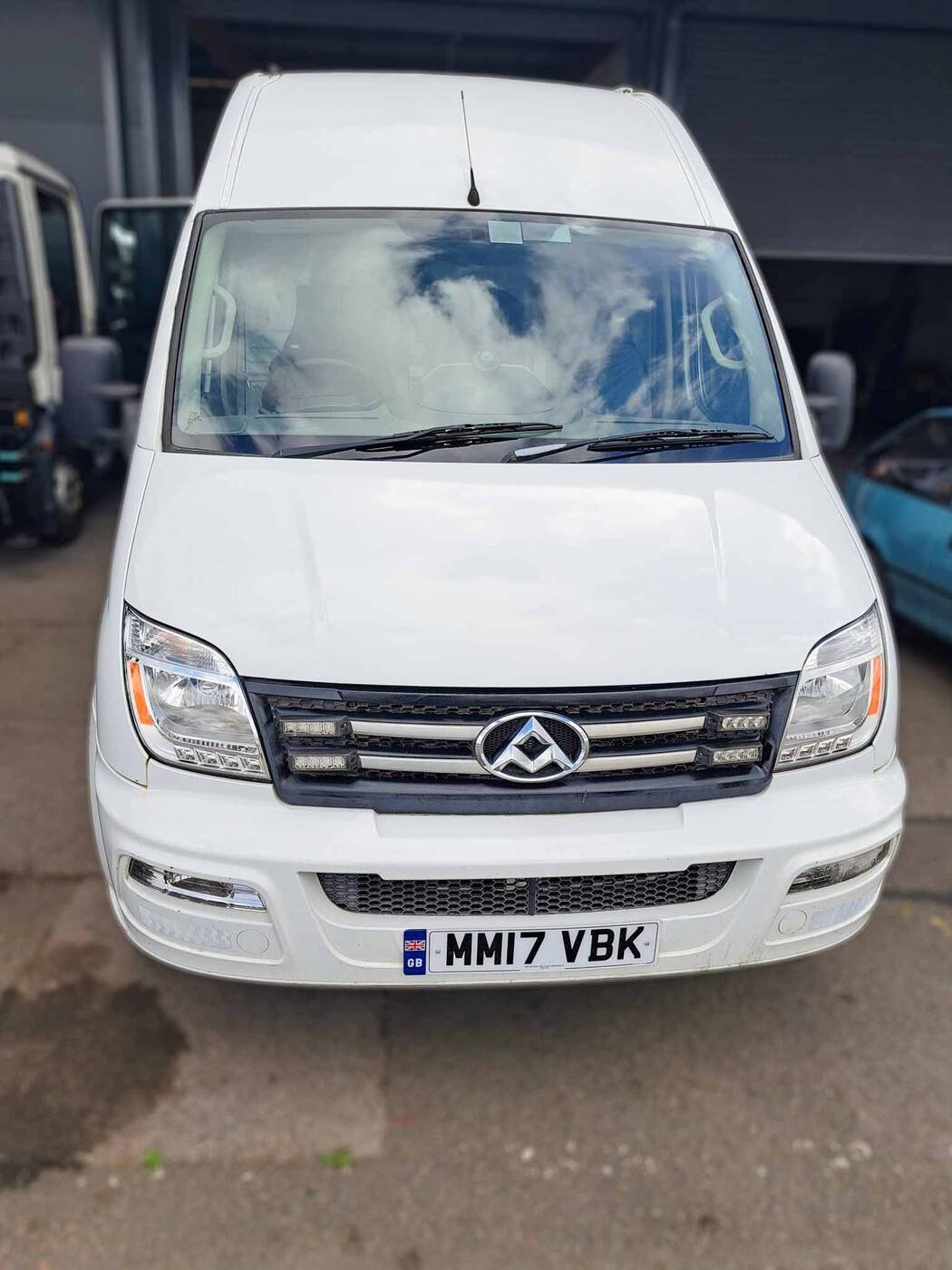 LDV MAXUS V80 Service Van &mdash; photograph 2 of 7