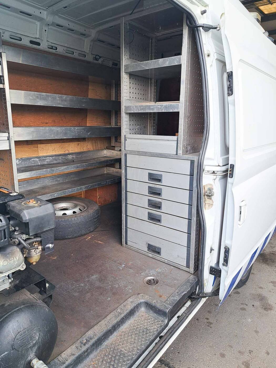 LDV MAXUS V80 Service Van &mdash; photograph 6 of 7
