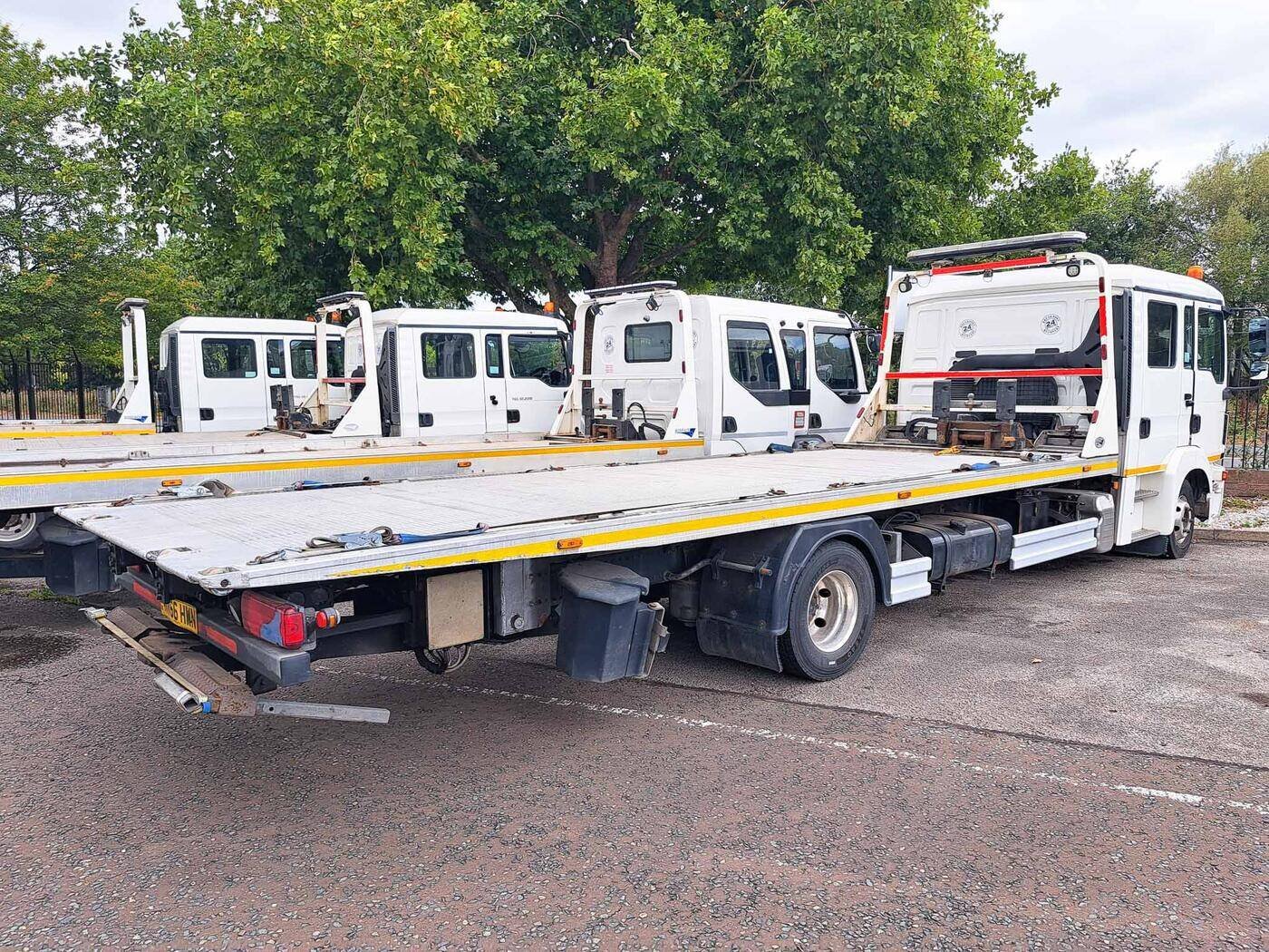 Choice of 4 – MAN 12.220 Crew Cab (12 Tonne 4x2 Auto) &mdash; photograph 2 of 6
