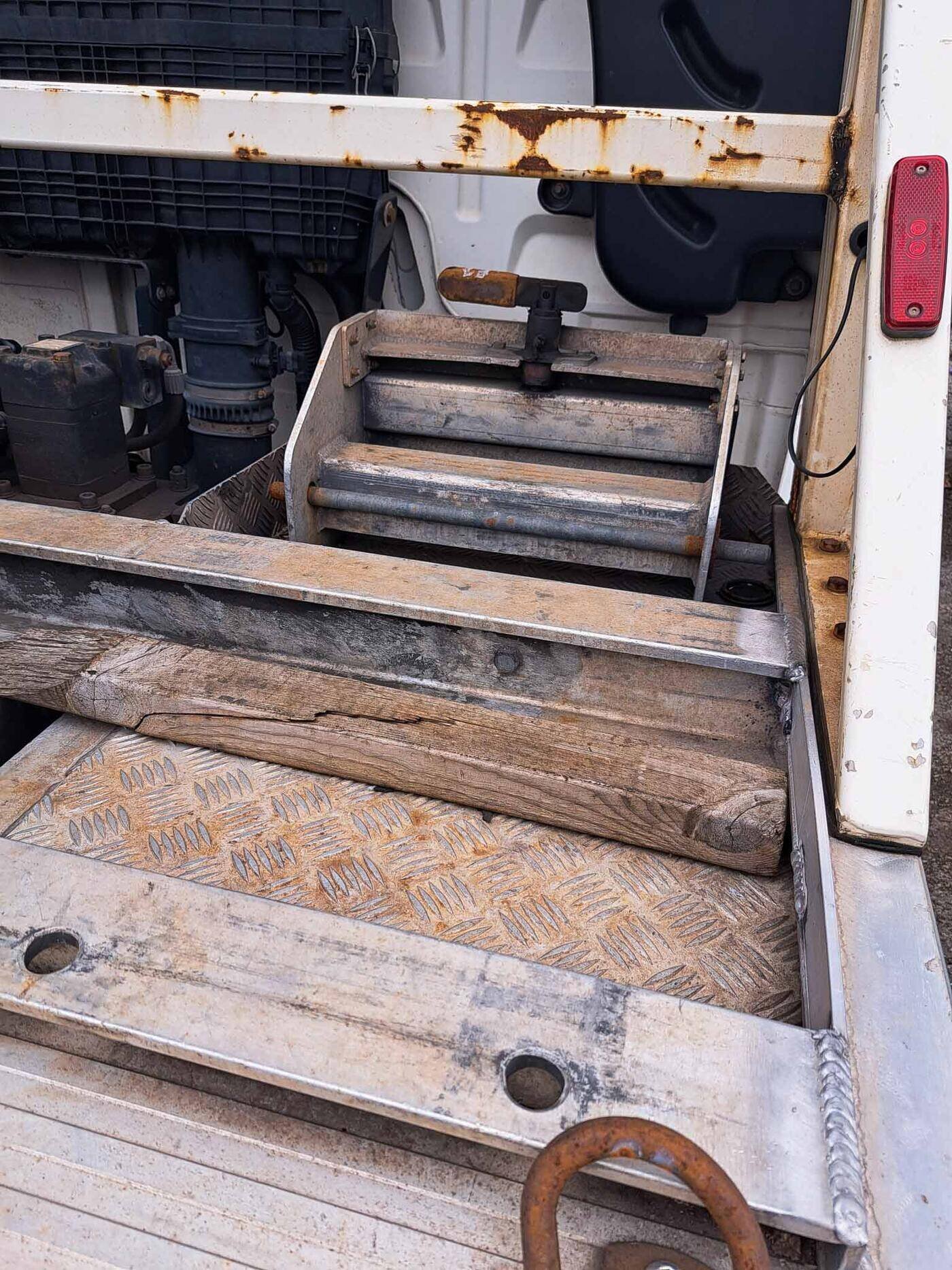 Choice of 4 – MAN 12.220 Crew Cab (12 Tonne 4x2 Auto) &mdash; photograph 3 of 6