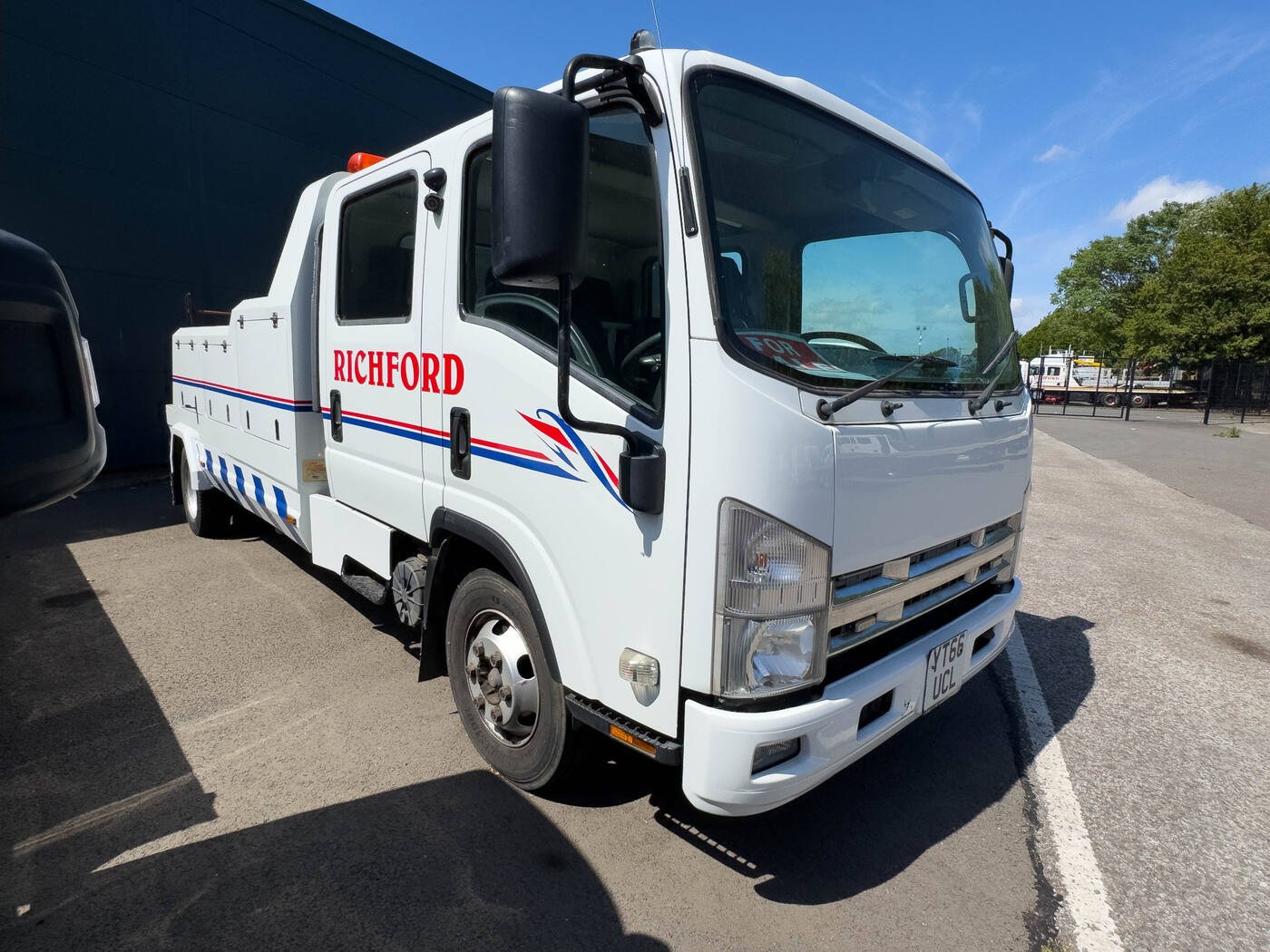 ISUZU N75 Crew Cab – 7.5 Tonne 4x2 (66 Plate), photograph 2 of 4