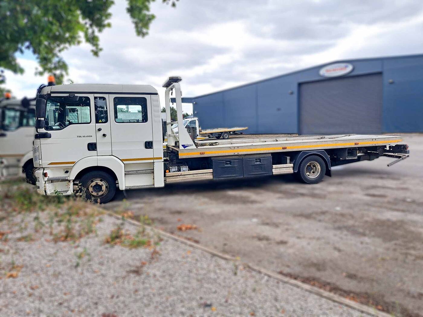 MAN TGL 12.220 Crew Cab (2016, 12 Tonne 4x2 Auto), photograph 3 of 7