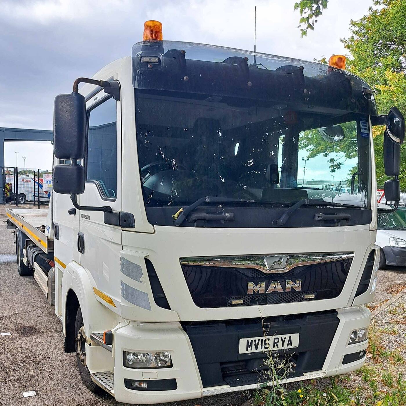 MAN TGL 12.220 Crew Cab (2016, 12 Tonne 4x2 Auto), photograph 6 of 7